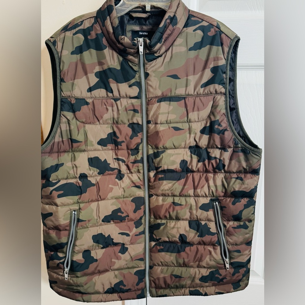 Bershka 100% Polyester‎ Camo Print Men’s XL w/ Pockets Zip Up Puffer Vest
